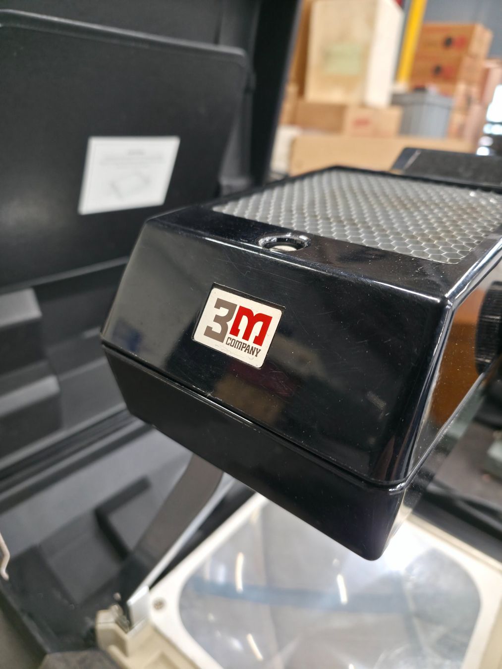 3M Proiettori: 3M Koffer-Hellraumprojektor Model 5088 – Usato da Dietlikon venduto da litisop 3