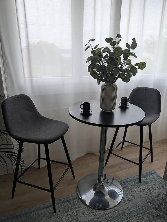 Set di tavolo e panche: Modern High Table with 2 Bar Chairs  Excellent Condition – Usato da Pfäffikon SZ venduto da mag_q79n 1