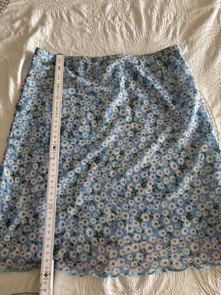 Gonne: Rock Blumenmuster hellblau Grösse S guter Zustand – Usato da Salenstein venduto da Silly...0 1
