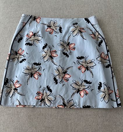 Hübscher hellblauer Sommerrock mit Blumenmuster