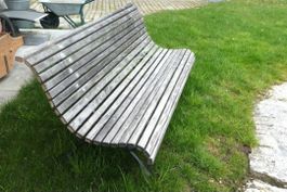 Gartensitzbank aus Holz mit Gusseisengestell