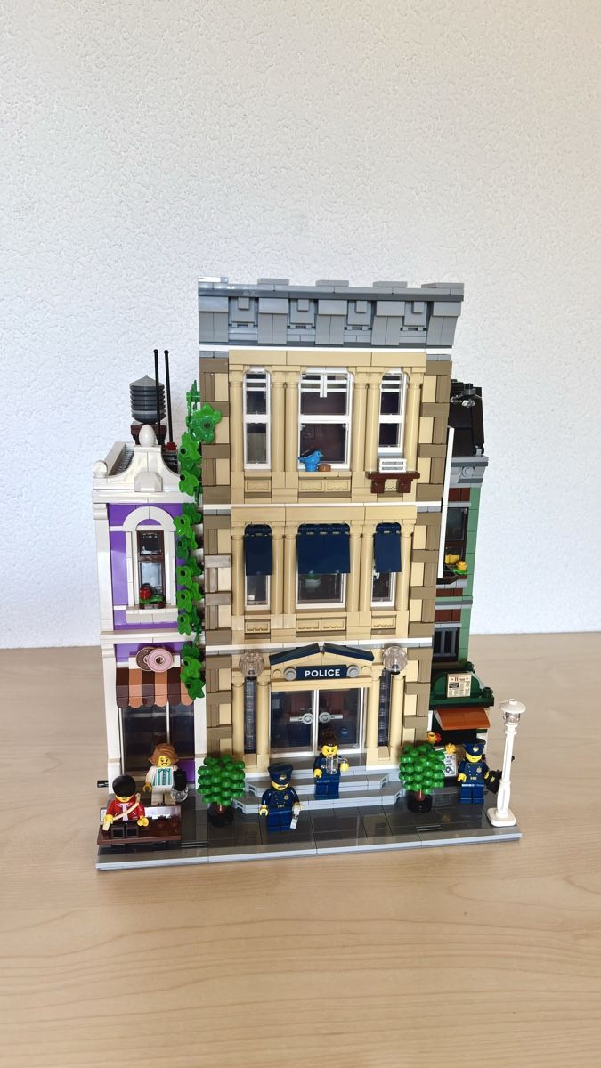 Lego Baukästen: LEGO Icons 10278 Polizeistation mit Schachtel – Gebraucht aus Frutigen von TechMerchant