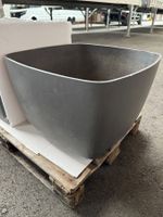 Grauer Pflanzkübel (68x68x45cm) frostfest in Top Zustand