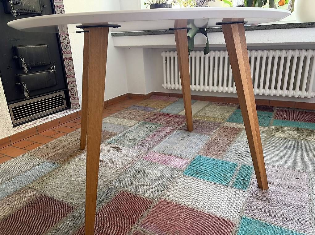 Tavoli: Runder Esstisch mit 4 Beinen – Usato da Zürich venduto da DanaM 1