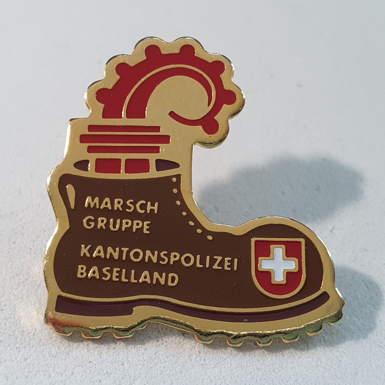 Placchette & Badge: AA158 Pin Wanderschuh Marsch Gruppe Kantonspolizei Baselland – Usato da Reinach BL venduto da Boston-Verkauf