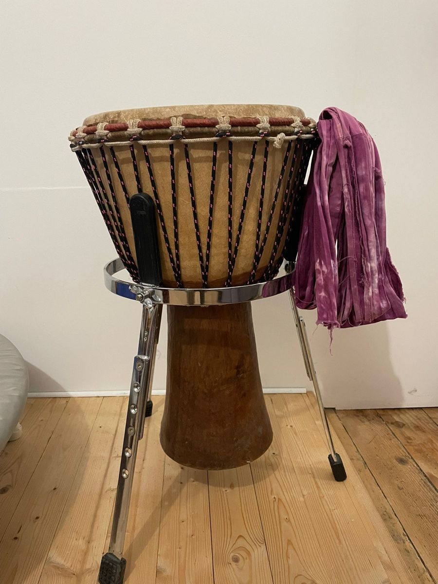 Musikinstrumente: Djembé professionnel + housse + stand – Gebraucht aus Biel/Bienne von ale_6chv