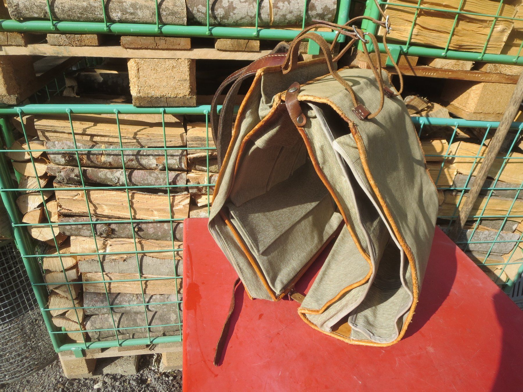 Rucksäcke: Sehr spezieller Militär - Rucksack – Gebraucht aus Wolfhalden von Quiria68 1