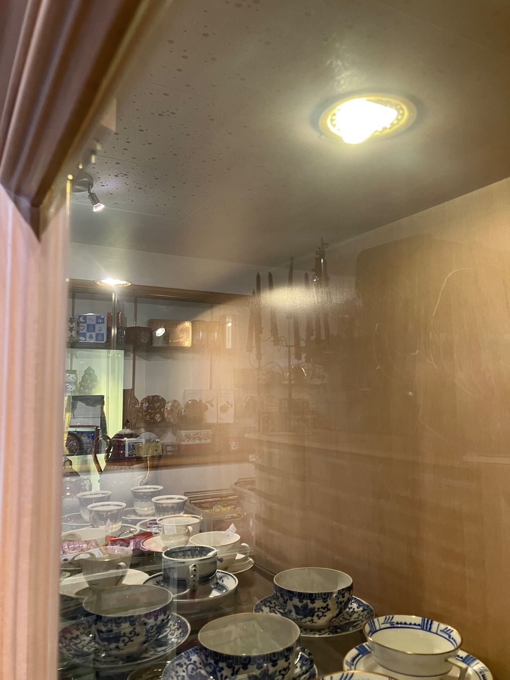 Vetrine: Edle Glasvitrine mit LED Spots – Usato da Erlenbach im Simmental! venduto da Simmentaler-Perlen 2