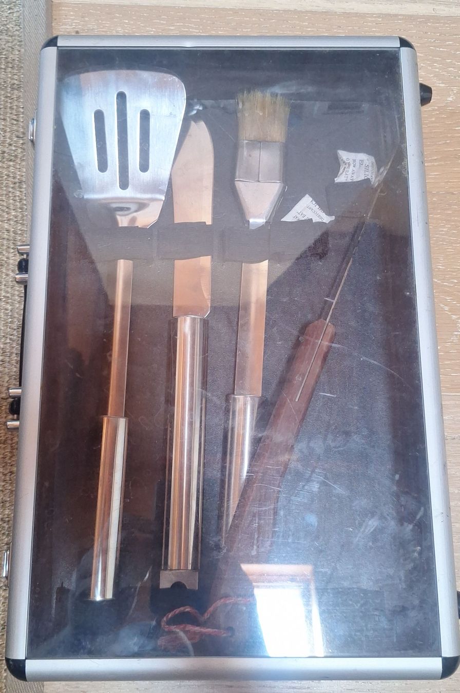 Set di posate: Set d'ustensiles pour barbecue  – Usato da Tannay venduto da v1n1p00h