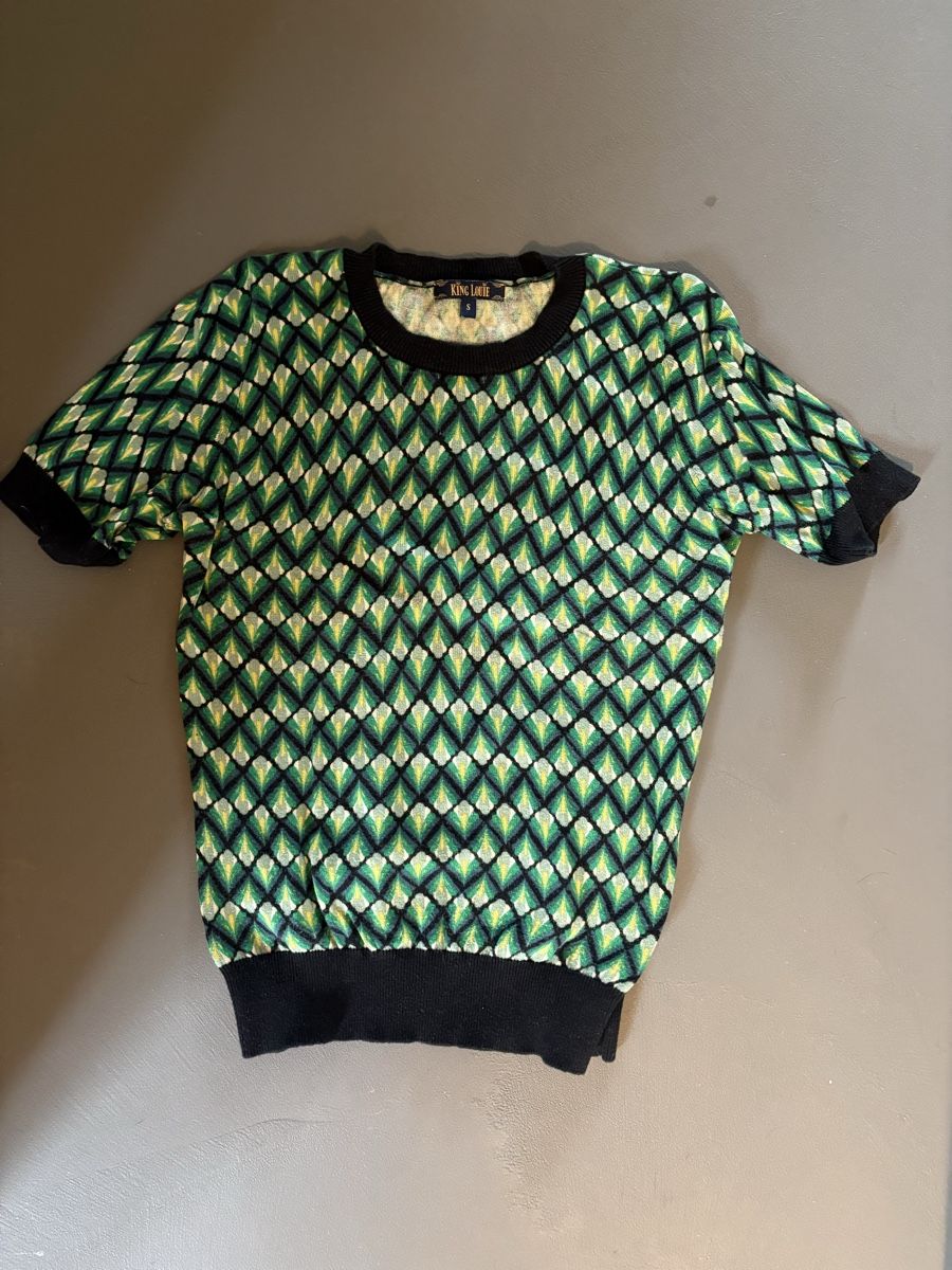 King Louie T-shirts: Gemusterter Kurzarmpullover King Louie Grösse S – D'occasion à Laufen par 12papagai