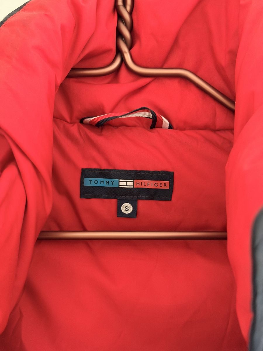 Tommy Hilfiger Gilet & Giacche senza maniche: Tommy Hilfiger Daunenweste Grösse S mit Flecken – Usato da Zürich venduto da huegliariane 2