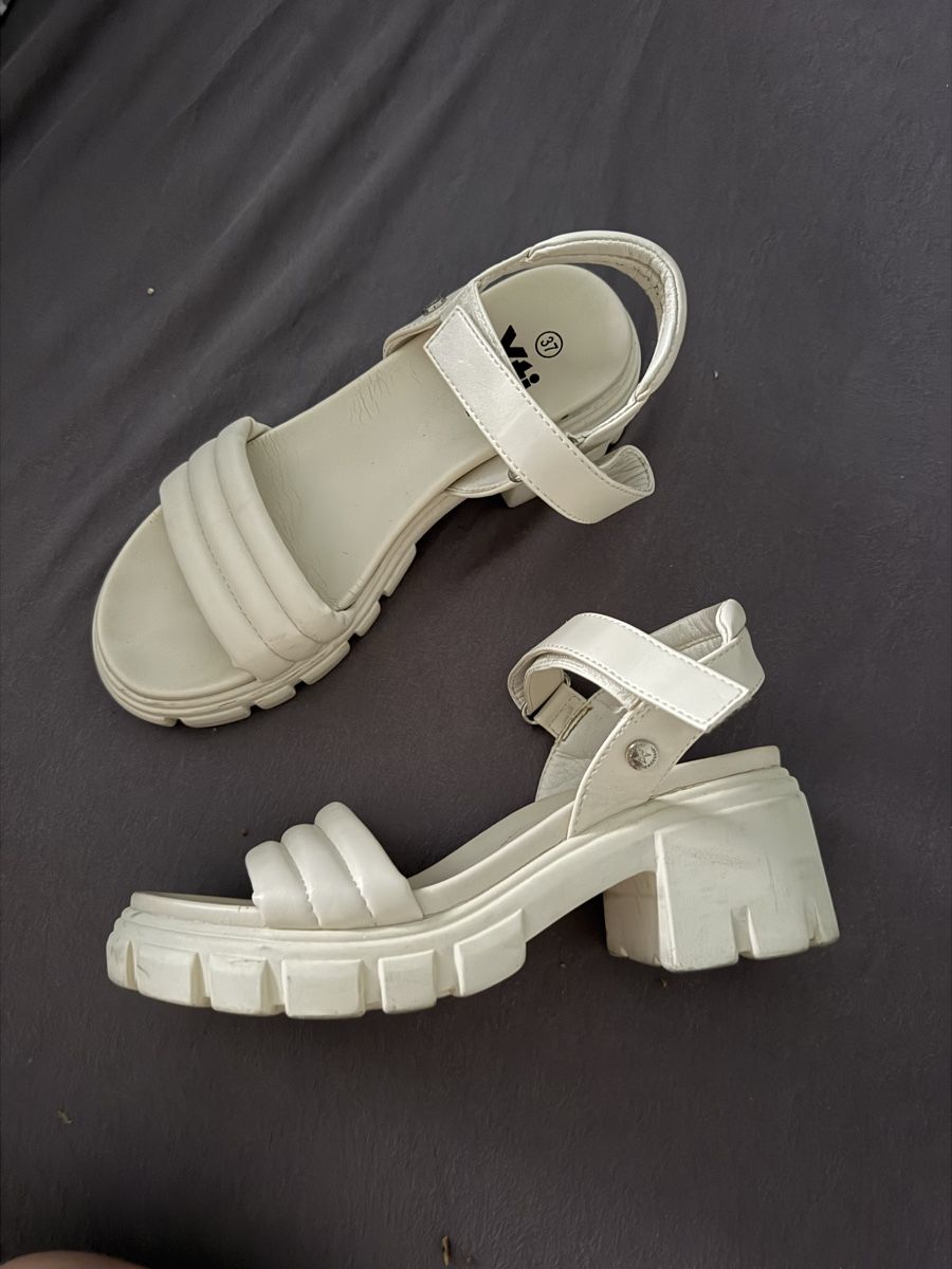 Chaussures femmes: Xti Sandalen weiss Groesse 37 gebraucht – D'occasion à Hägendorf par Mocca72