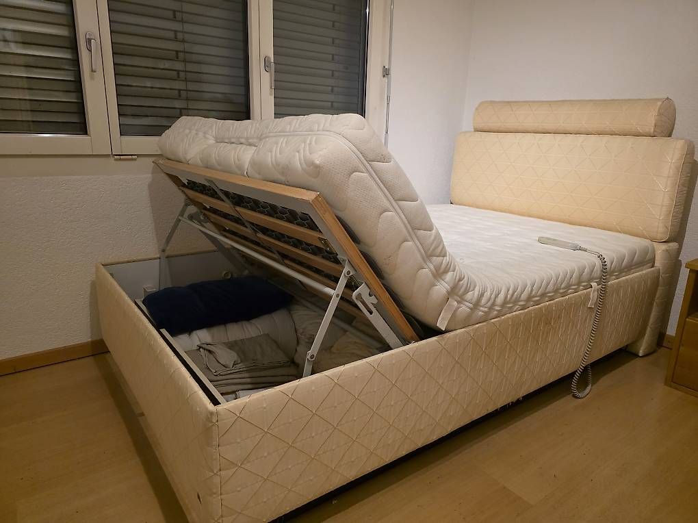 Betten: Schlafzimmer Bett Elektrischeinstelbar – Gebraucht aus Hünenberg See von bartek79bax 2