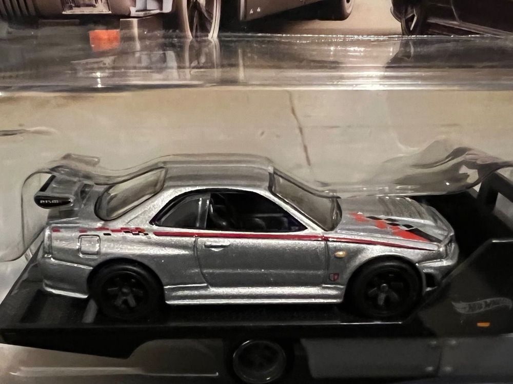 thumbnail image 2 of 🏎️ Hot Wheels Premium 1:43 Nissan Skyline GT-R BNR34 – Green Real Riders 2024 2 of 5