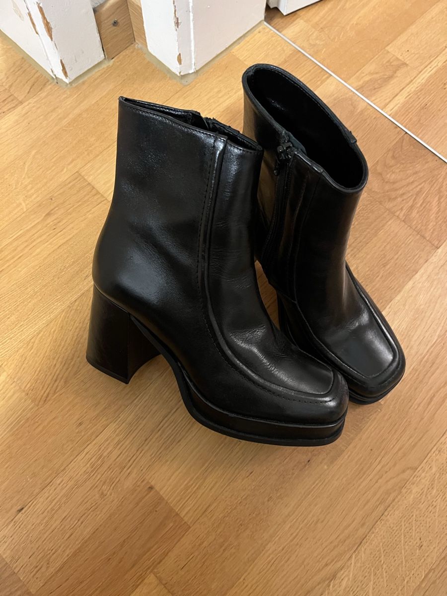 Scarpe da donna: Schwarze plateau Stiefeletten Gr. 37 – Usato da Wabern venduto da Jo.le