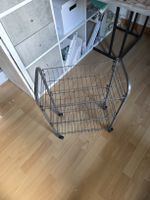 Praktischer Rollwagen aus Metall