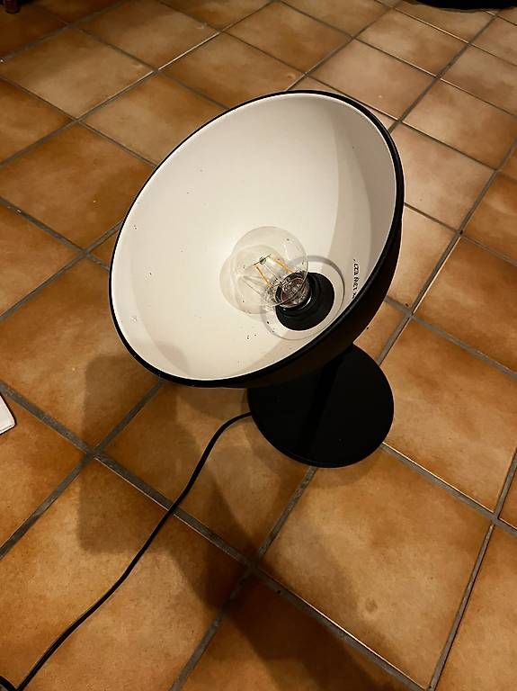 Lampade: Lampe de table noire en bon état. – Usato da Confignon venduto da shaka_maka01 1
