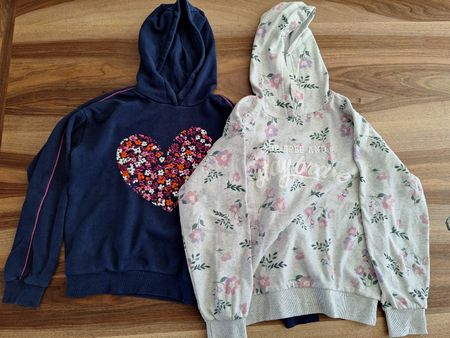 Kleiderpaket 01 (2 Hoodies)