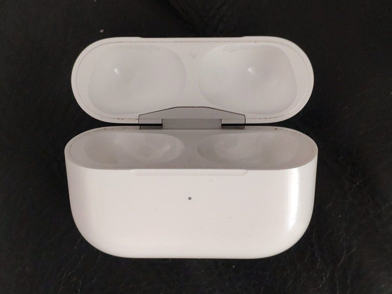 Apple Cuffie: Airpods Pro 2 Case / MagSafe – Usato da Bern venduto da GHI-FHI