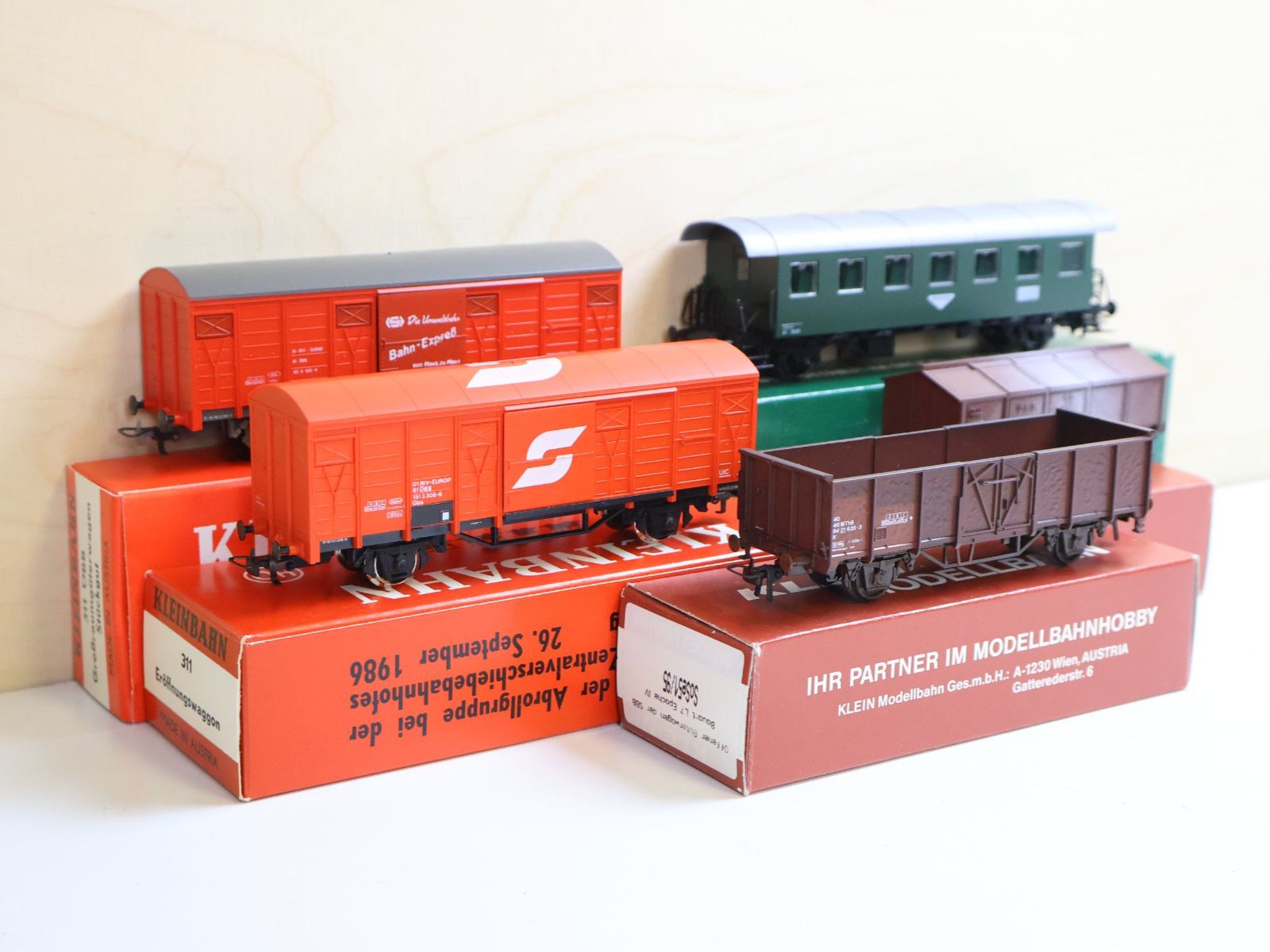 Kleinbahn Modelleisenbahnen: Klein Modellbahn 5 x Wagen H0 - schöne Modelle – Gebraucht aus Winterthur von Monstera 1