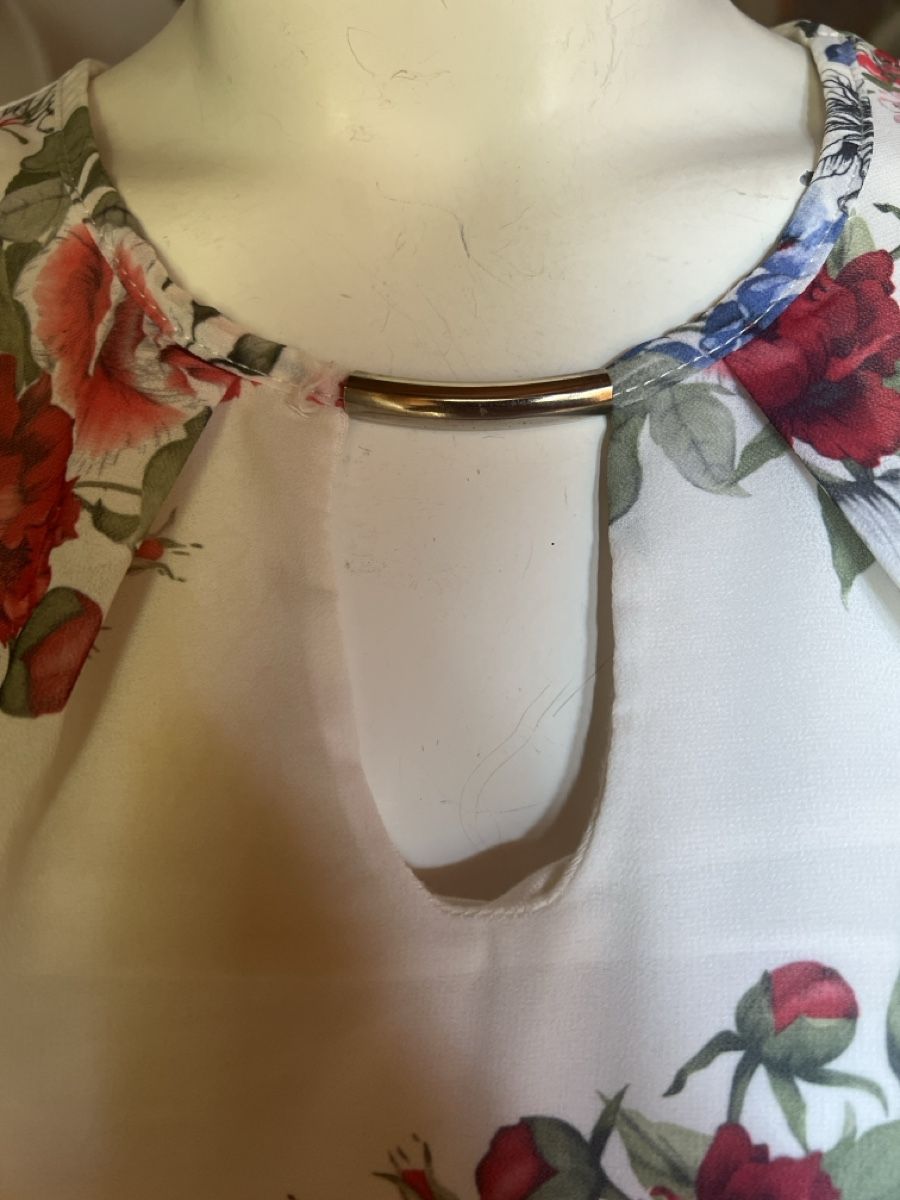 Blusen: elegante ärmellose Bluse mit raffinierten Dekolete – Neu (gemäss Beschreibung) aus Bonaduz von Malves10 1