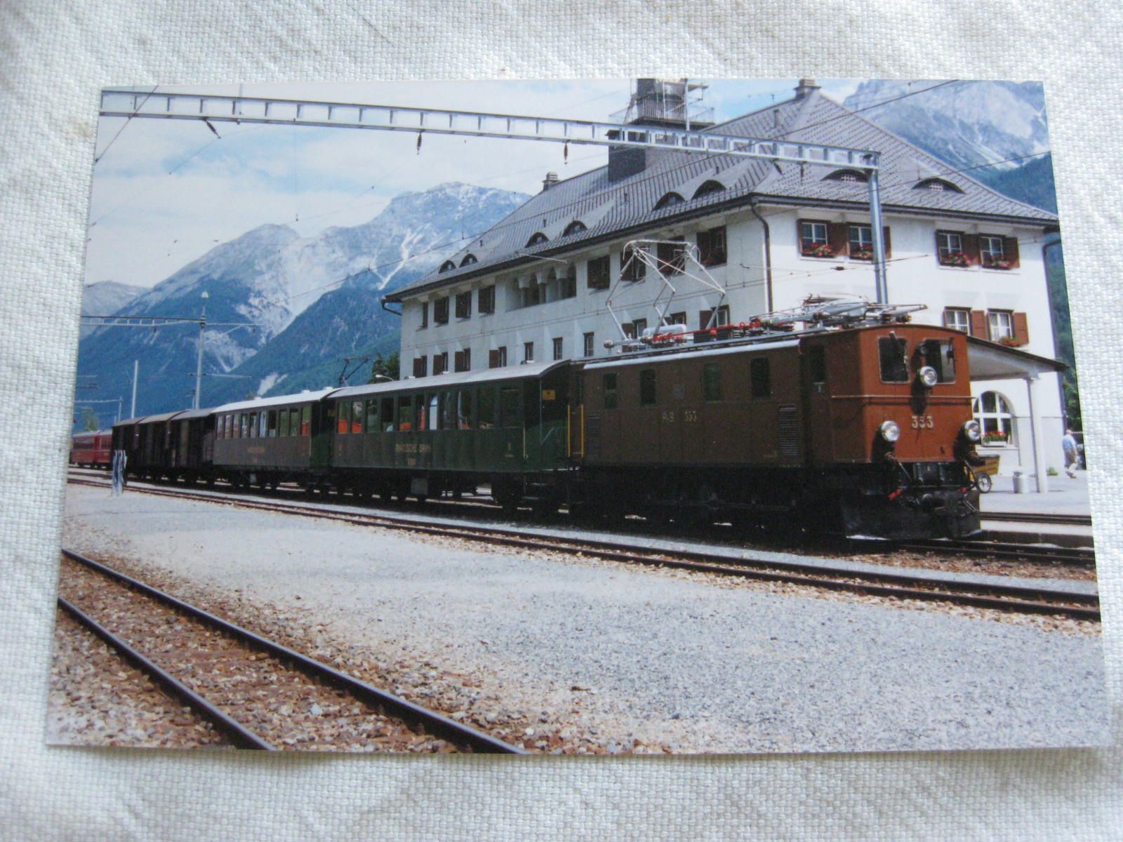 Cartoline postali: Scuol mit RhB Zug, 1990 – Usato da Malters venduto da Marosko