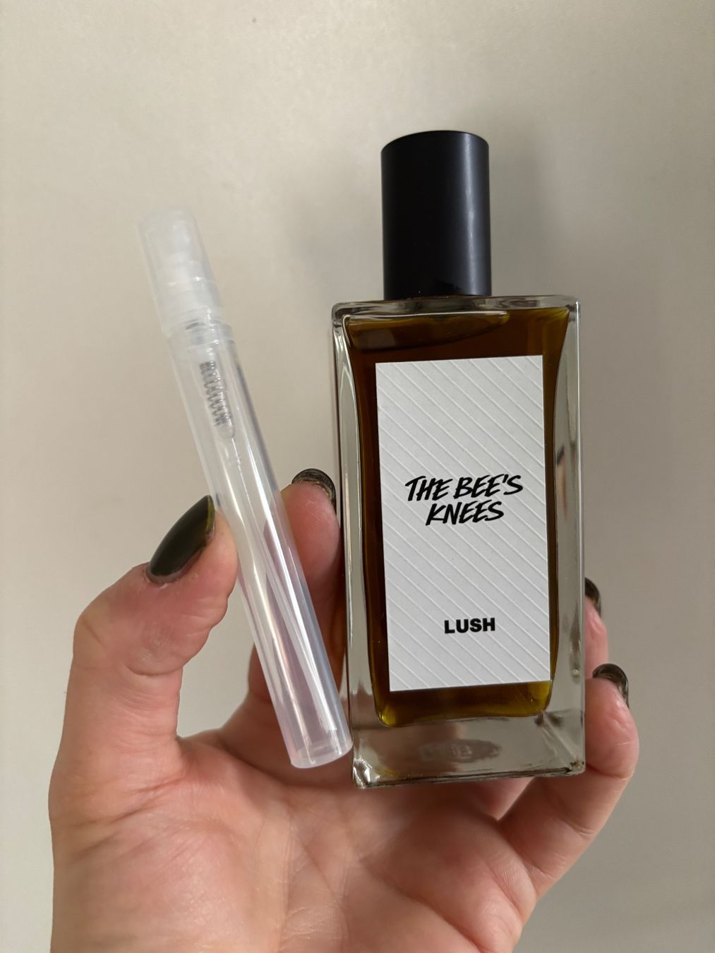 Lush Profumi & Eau de Toilette: LUSH THE BEE'S KNEES Eau de Parfum - Duftprobe - 5ml. – Usato da Zürich venduto da deruja