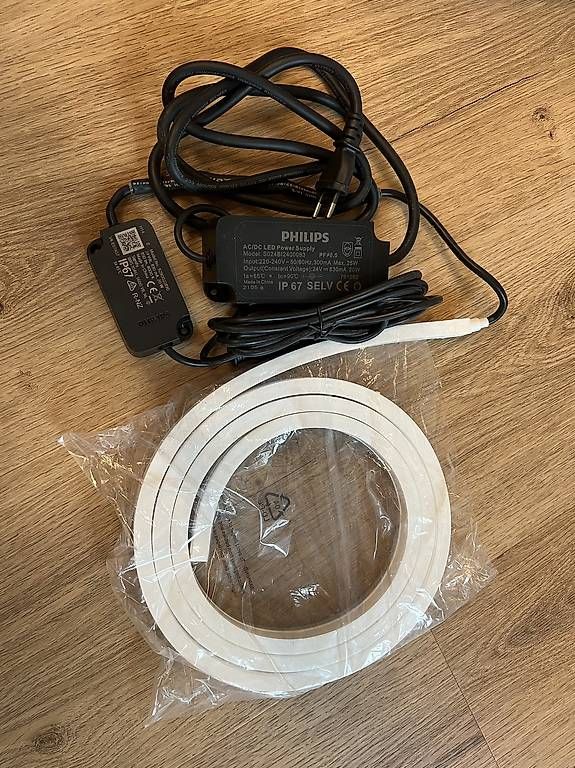 Lampade: Bande de Lumière extérieure Philips hue – Usato da Bovernier venduto da NicoNiarf 2