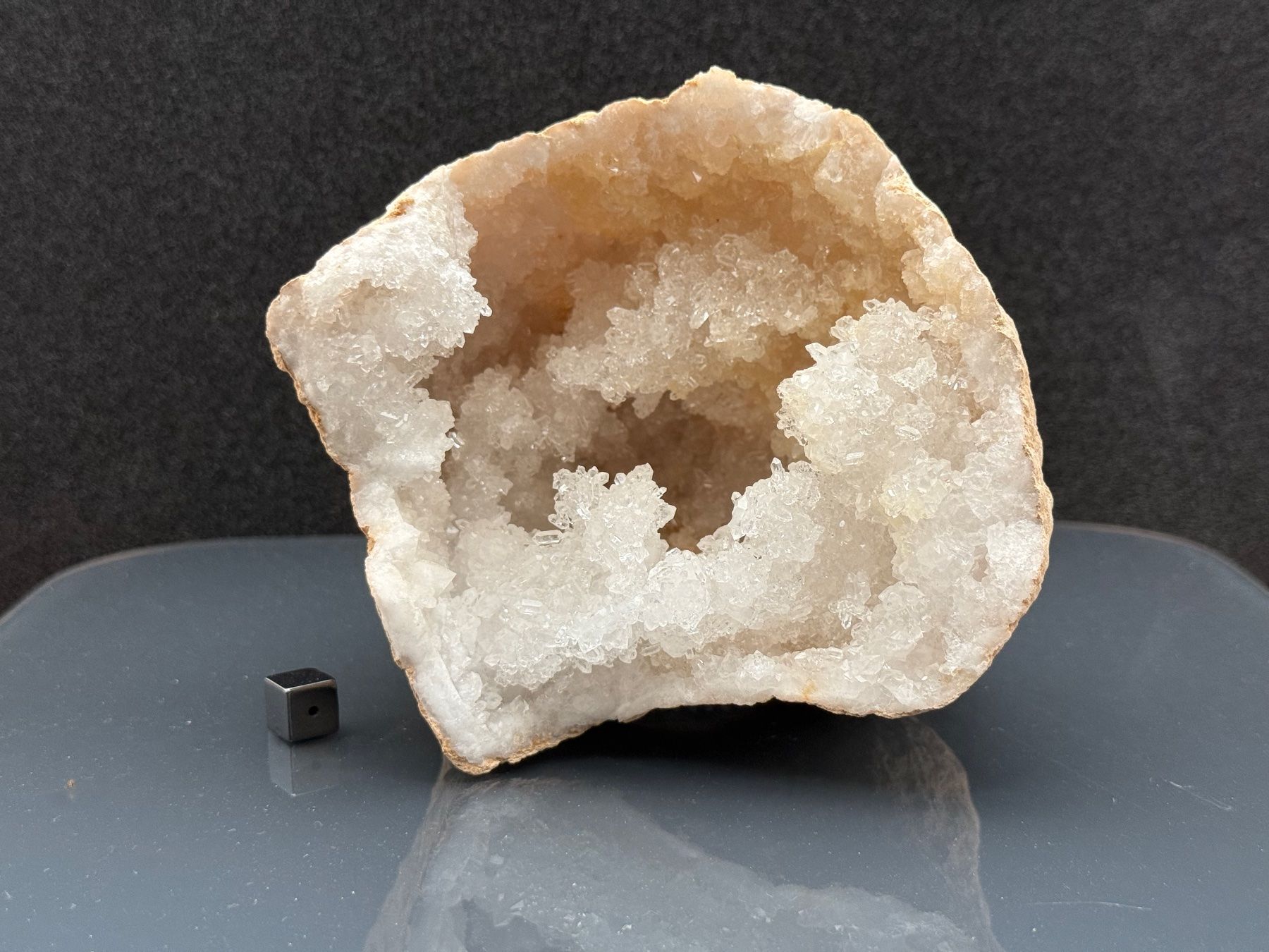 Minerali & Pietre curative: Quartz geode (half) - Mineral – Usato da Vésenaz venduto da RMShop