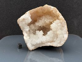 Quartz geode (half) - Mineral