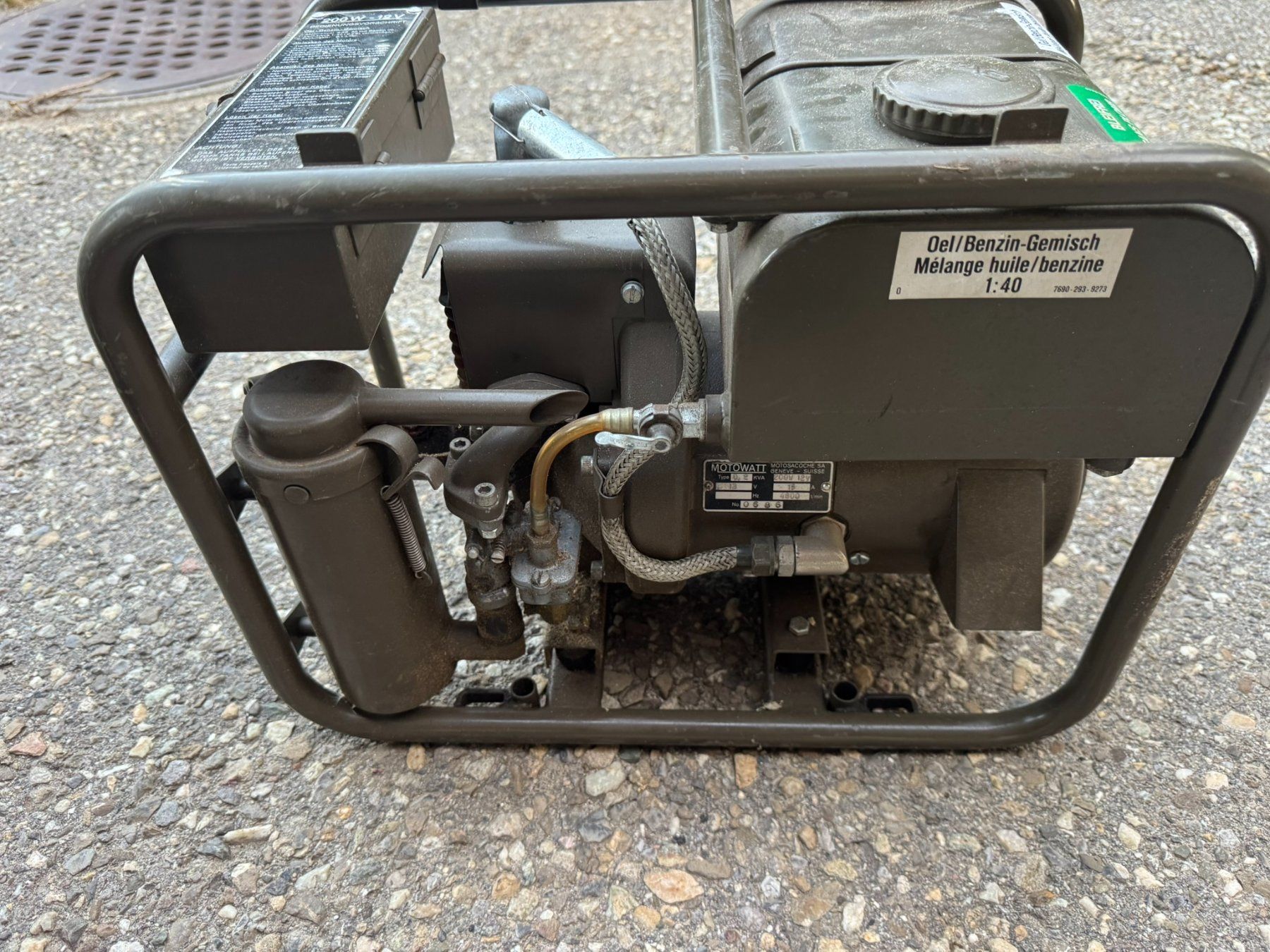 Generatori di corrente: CH-Armee Scheinwerferset 12V 200W mit Aggregat – Usato da Ruswil venduto da Flipsy 1