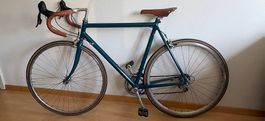 Schönes vintage rennrad mit rahmenriss