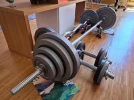 2 lange Hantelstangen und 85kg Gewichte