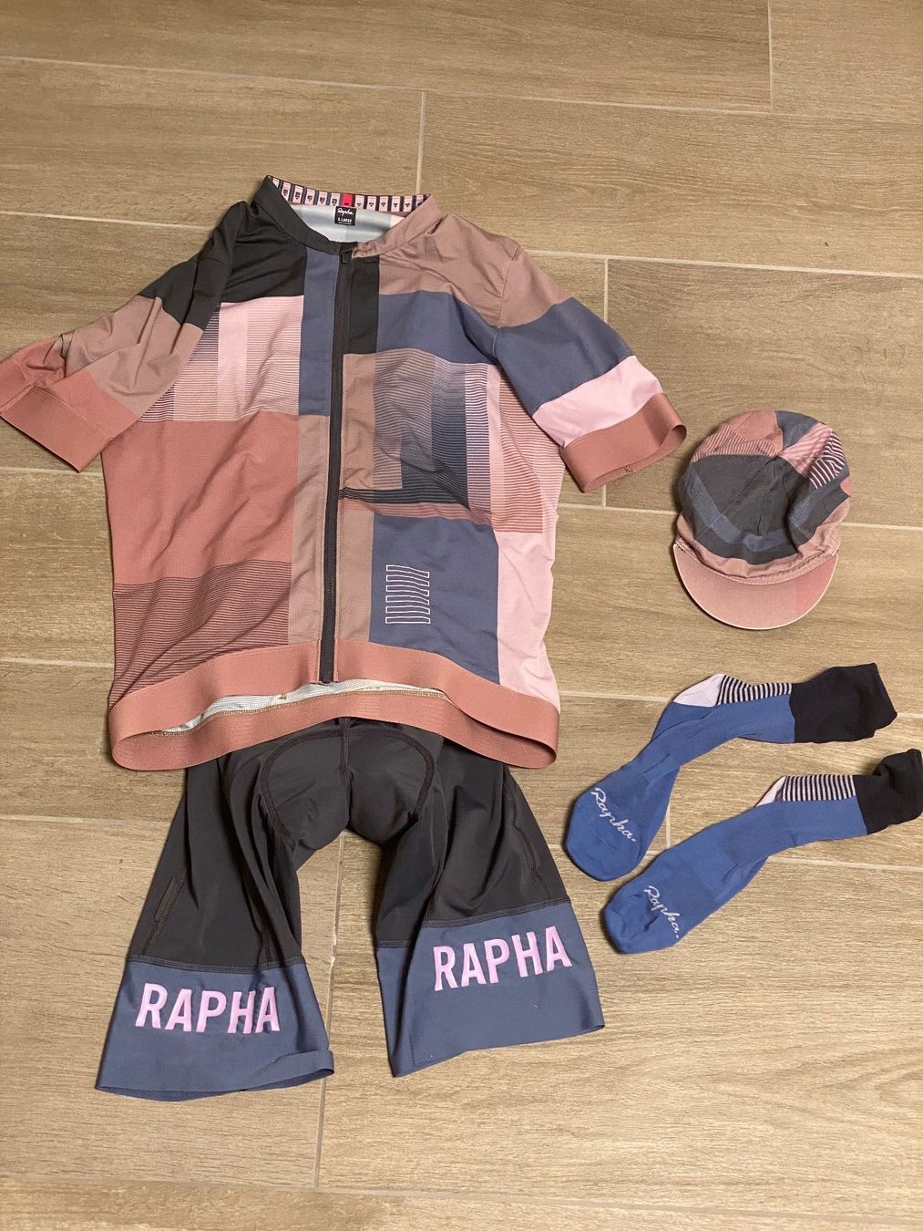 Rapha Lotti di vestiti: Ensemble cycliste Rapha taille XL : maillot, cuissard, ca... – Usato da Mézières VD venduto da triteam5