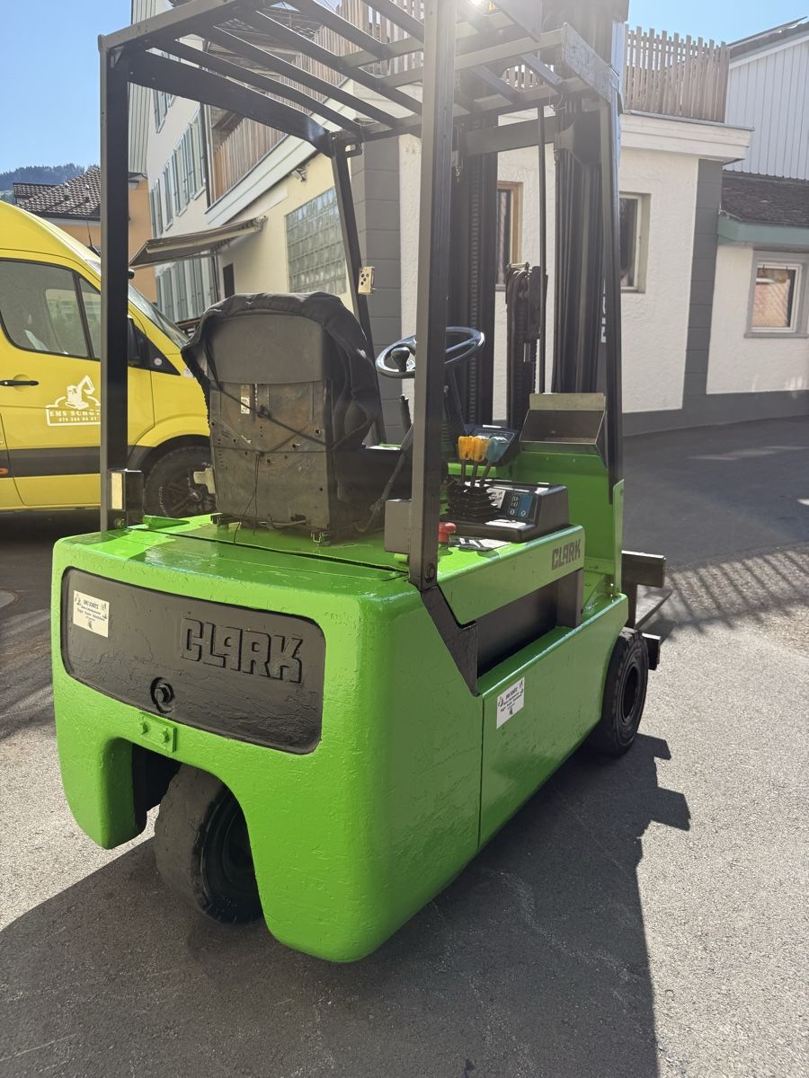 Clark Gabelstapler & Hubwagen: Stapler Gabelstapler 5.56 Meter Hubhöhe  – Gebraucht aus Ebnat-Kappel von Suizo1291 5