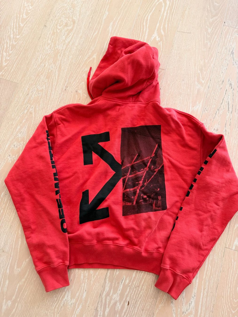 Off-White Maglioni & Felpe: Off-White sweat capuche rouge, taille M – Usato da Jongny venduto da Poke-Riviera. 1
