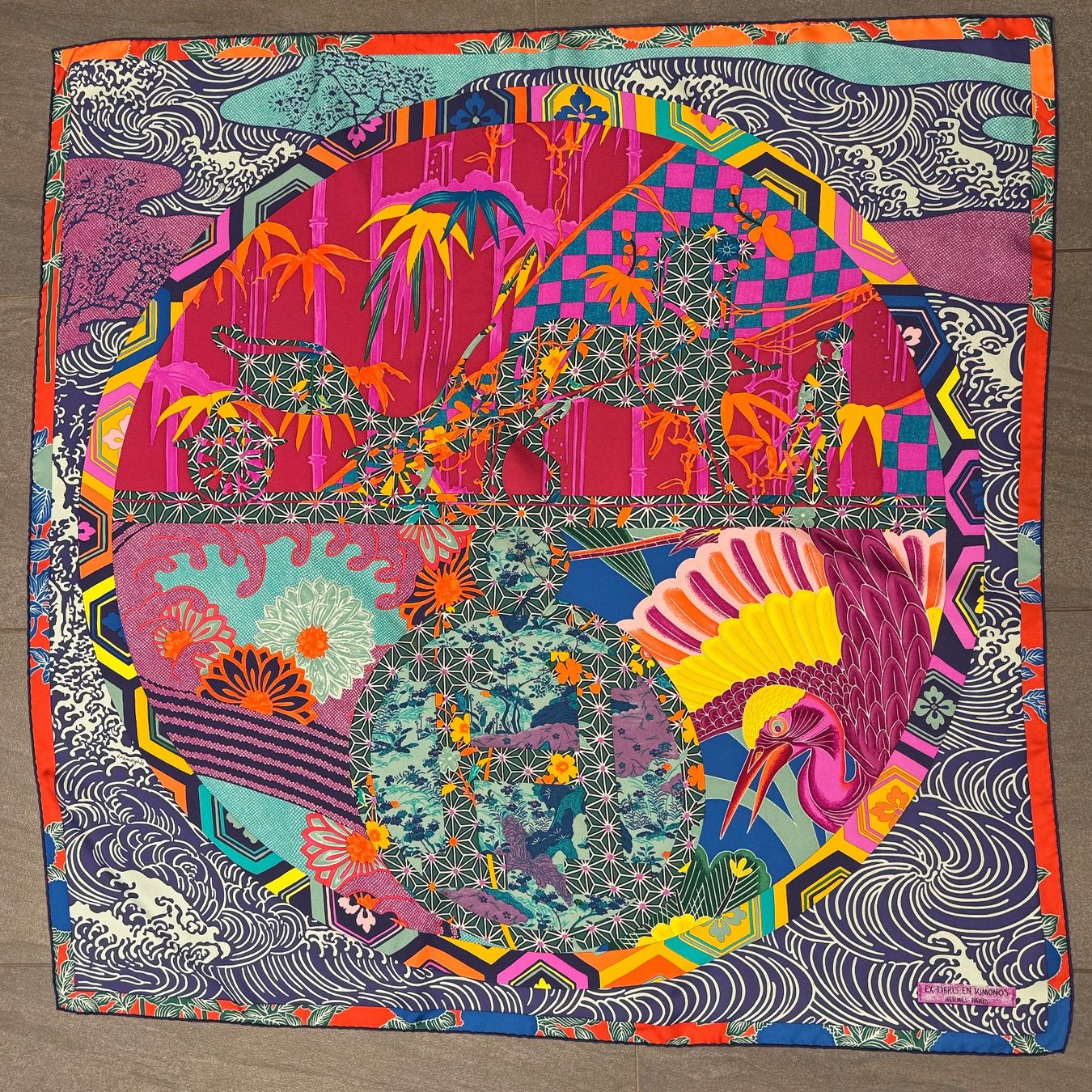 Hermès Foulards, Tücher & Schals: Hermès Carré 90 – Kunstvoll, lebendig und luxuriös – Neu (gemäss Beschreibung) aus Otelfingen von