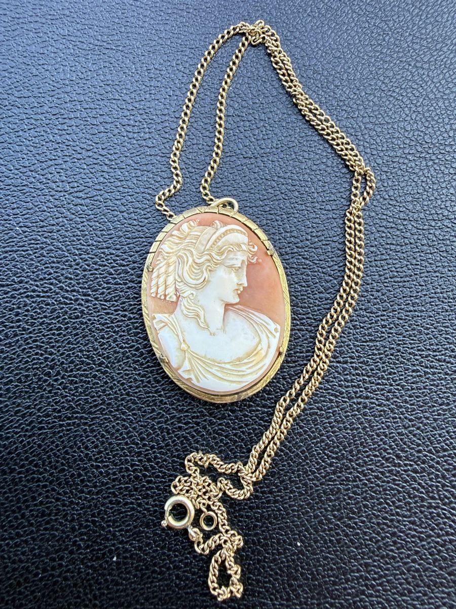 Anhänger: Pendentif camée et chaînette dorée – Gebraucht aus Les Bayards von aout