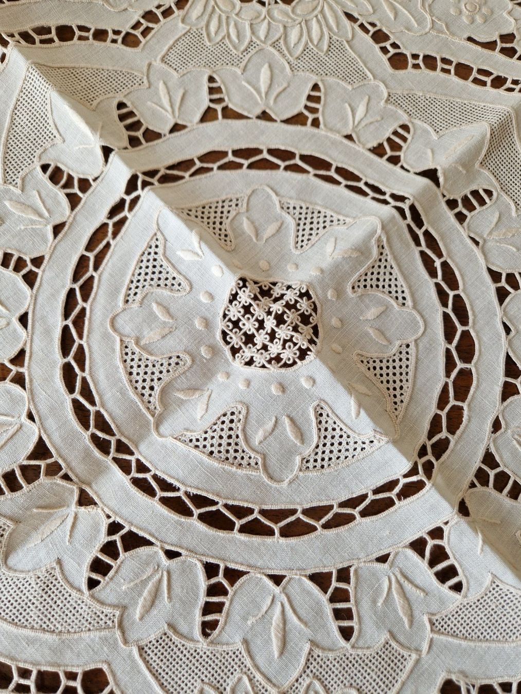 Altra biancheria da tavola: Wunderschöne Tischdecke, Handarbeit 85x83cm – Nuovo (secondo la descrizione) da Bern venduto da Antikbatik 3