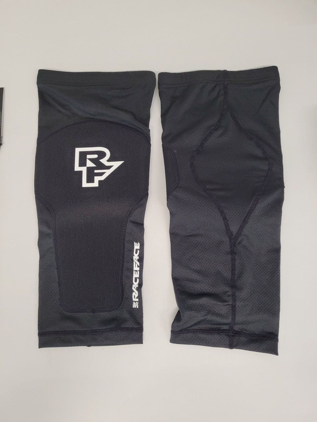 Race Face Protezioni & Imbottiture: Race Face  Charge Knee, stealth, XL – Nuovo e nell'imballaggio originale da Giswil venduto da mai_k7x7