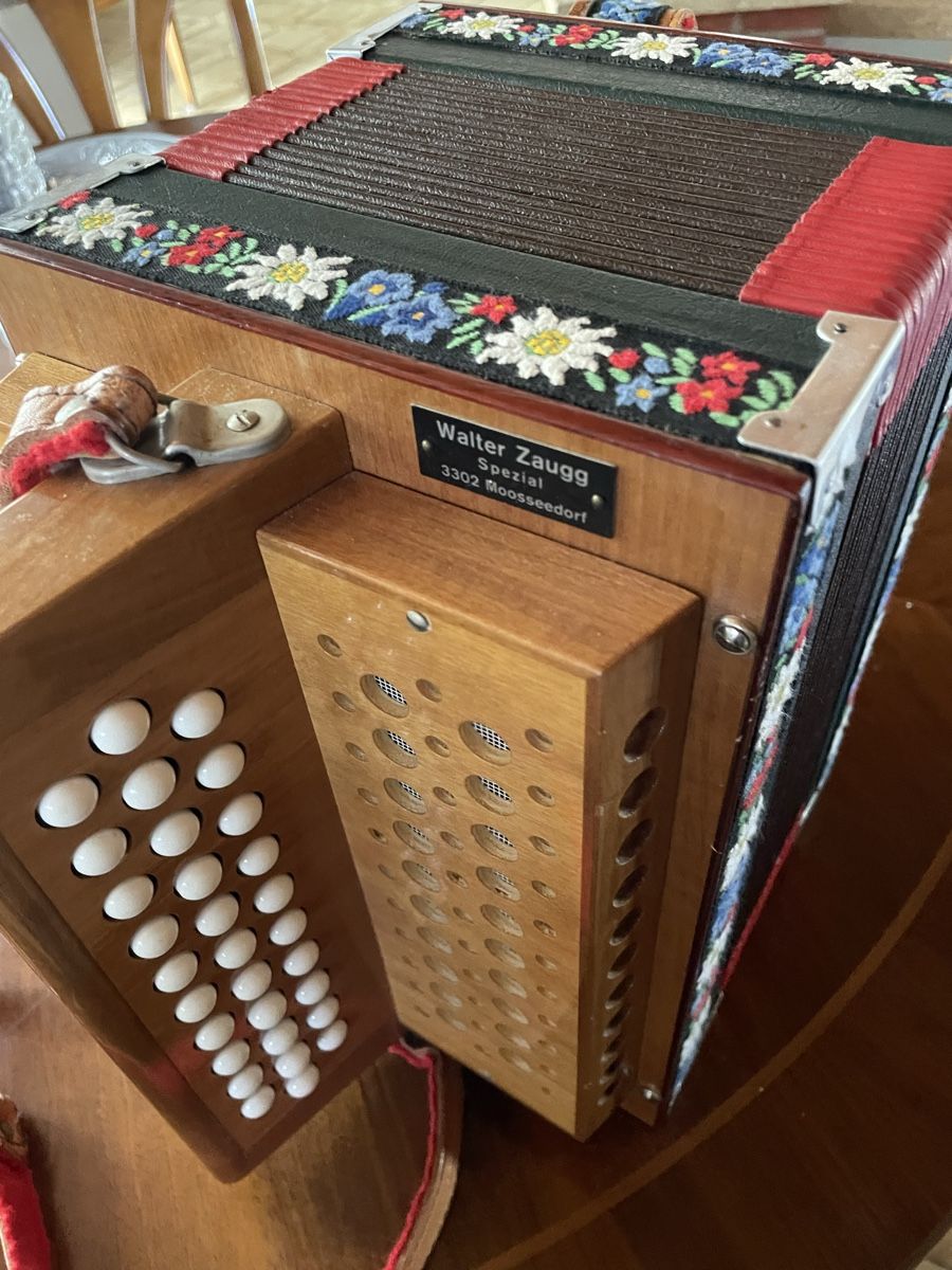 Instruments de musique: Schwyzerörgeli Walter Zaugg – D'occasion à Walliswil b.Wangen par papillon031 1