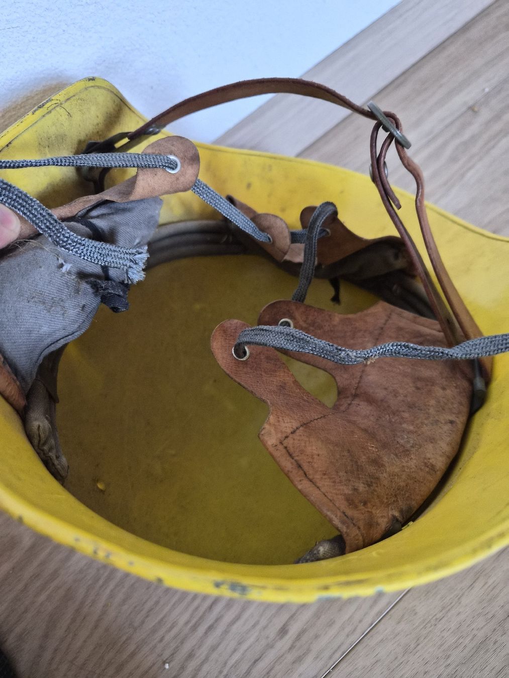 Pompieri: Casque de pompier jaune avec intérieur en cuir usagé – Usato da La Joux FR venduto da car_ck96 4