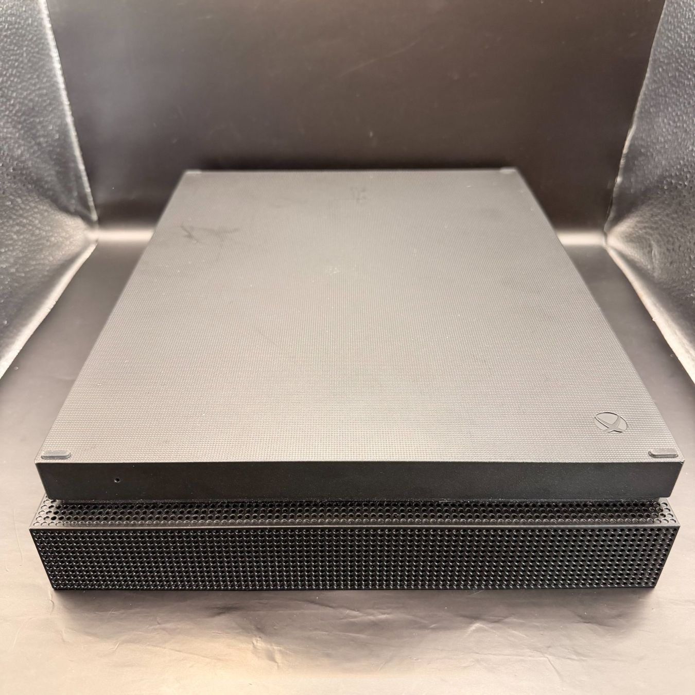 Microsoft Console: Microsoft Xbox One X 1TB Konsole Schwarz – Usato da Düdingen venduto da Nerdworld 1