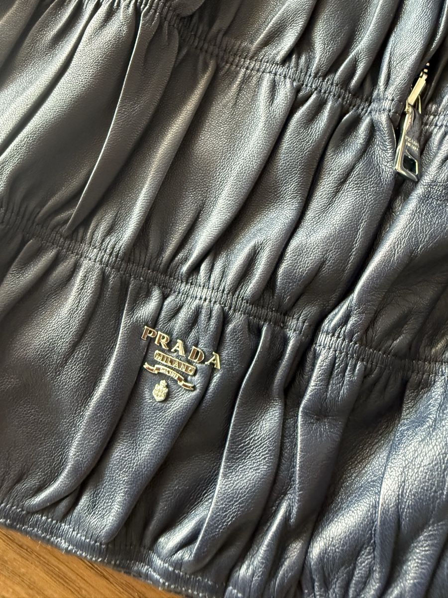 Prada Vestes: Neuwertige original Prada Lederjacke, Grösse IT 44 – Neuf (Voir description) à Zug par Serena_7500 2