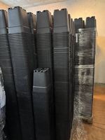 Schwarze Pflanztöpfe, viele vorhanden