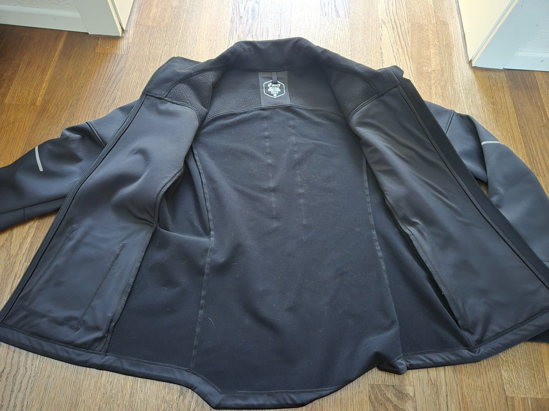 Asics Giacche: Asics black softshell size S – Usato da Zürich venduto da monadiederich 1