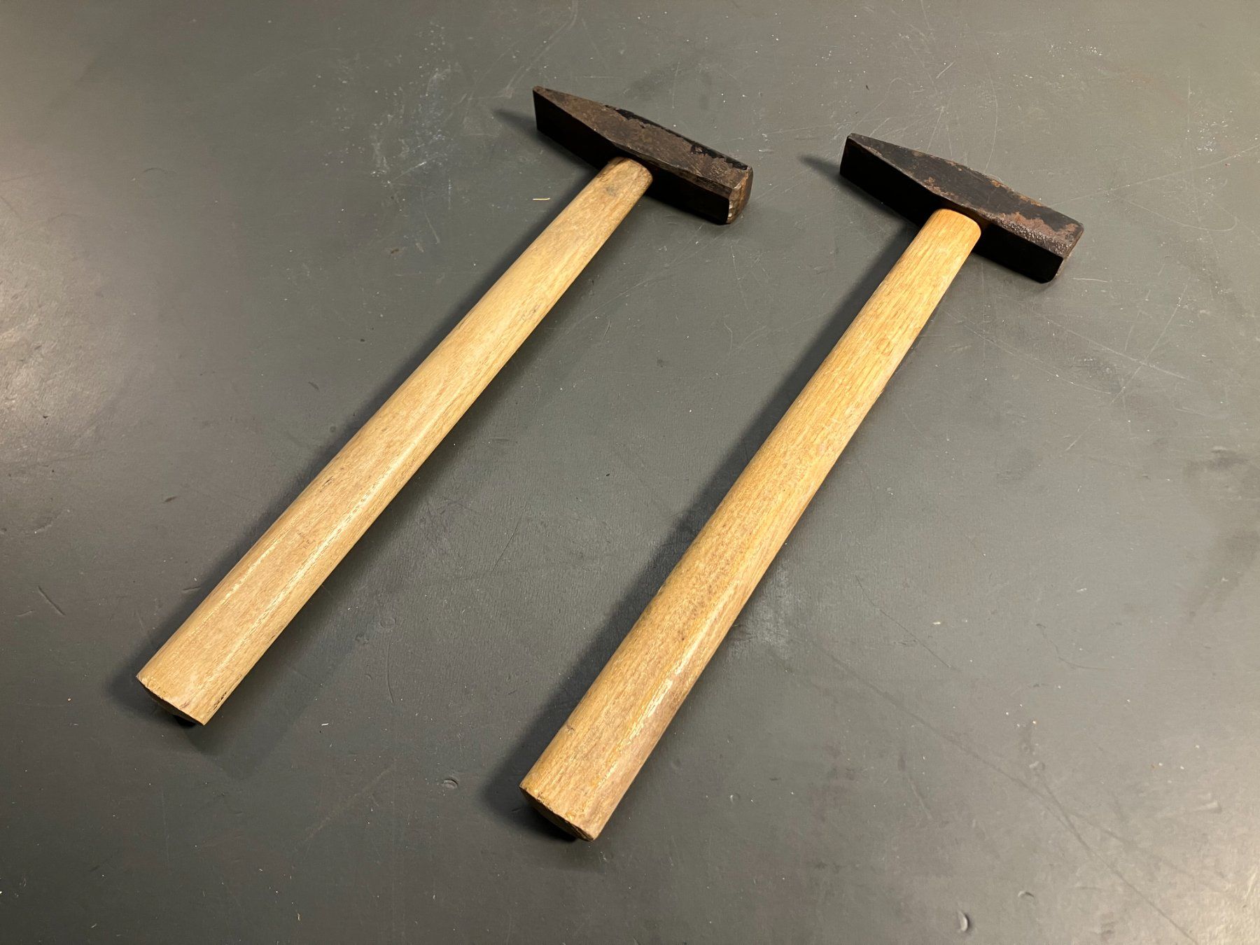 Tous les outils: 2 gebr. Hammer ca. 200g / 27.5cm L ab 1.- – D'occasion à Lichtensteig par Buy24International 1