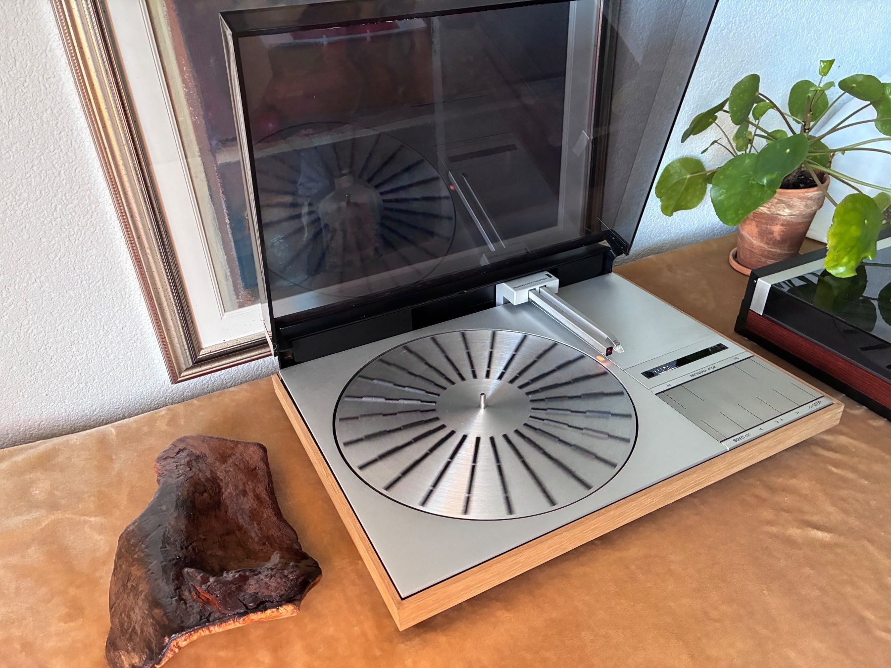 Bang & Olufsen Giradischi: B&O Beogram 4002 fully restored . – Usato da Zürich venduto da HiFiAtelier 2