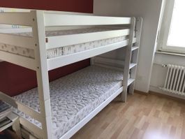 Etagenbett weiss Holz mit zwei Matratzen guter Zustand