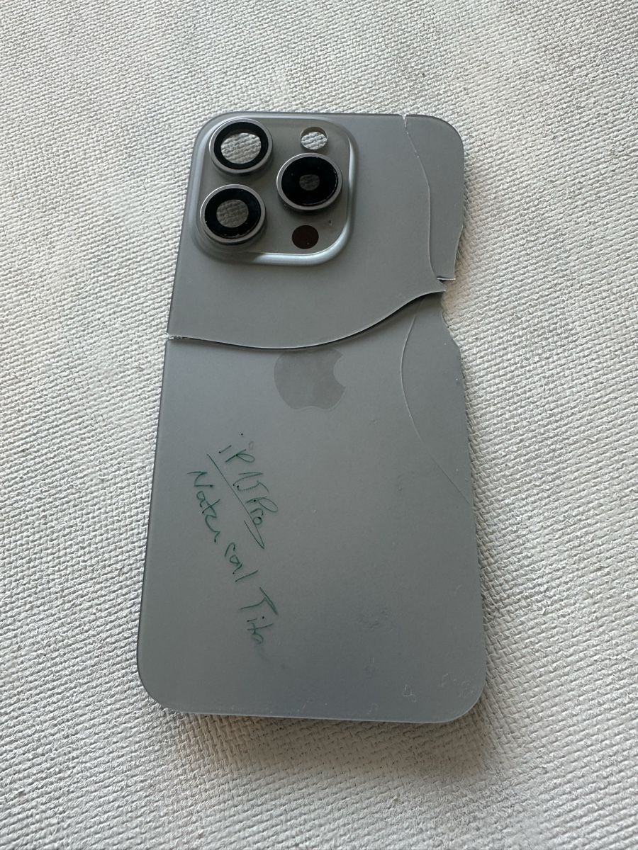 Apple Telefoni cellulari / Smartphones: iPhone 15 Pro Rückseite, defekt, Originalteil – Difettoso da Fahrni b. Thun venduto da familymadech 4